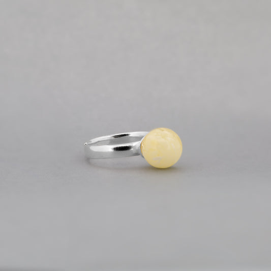 Sidabrinis žiedas su natūraliu Baltijos gintaru.   Metalas - AG925 sidabras.  Natūralus Baltijos gintaras.  Gelsva spalva su neryškiais vidiniais raštas.  Svoris - 3,0 g.  Gintaro dydis - ⌀10 mm.  Žiedo dydis - reguliuojamas.