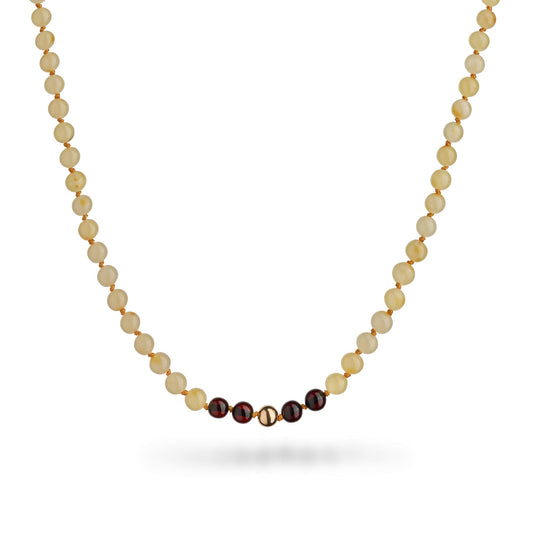 Išskirtinio dizaino gelsvo ir tamsios vyšnios atspalvio Baltijos gintaro vėrinys vaikams su elegantišku AU750 (18k) prabos geltonojo aukso akcentu. Subtilus spalvų derinys ir natūralios medžiagos kuria jaukų, šiltą įvaizdį. Vėrinys suvertas ant tvirto siūlo su mazgeliais tarp karoliukų – tai užtikrina saugumą bei patvarumą.
Charakteristikos:
Spalva: Gelsva ir tamsi vyšninė (natūralus Baltijos gintaras)
Auksas: Geltonasis auksas AU750 (18k)
Vėrinio ilgis: 36–37 cm
Svoris: 4,63 g
Karoliukų diametras: ~5