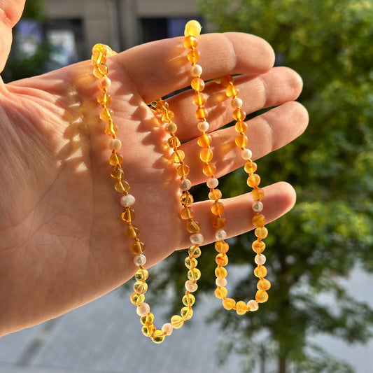 Gintaro Vėrinys Vaikams – Citrina + Gėlavandeniai Perlai
Šis gintaro ir perlų vėrinys vaikams spinduliuoja natūralumu, elegancija ir švelnia prabanga. Skaidrus citrinos spalvos gintaras sužėri šiluma, o tarp jo įkomponuoti natūralūs gėlavandeniai perlai suteikia ramybės, šviesos ir klasikos pojūtį. Ritmingas išdėstymas (3 gintaro + 1 perlas) sukuria išskirtinį ir vizualiai harmoningą dizainą.
Savybės:
100 % natūralus Baltijos gintaras – šviesi, skaidri citrinos spalva.
Spalvų derinys: citrina + natūralū