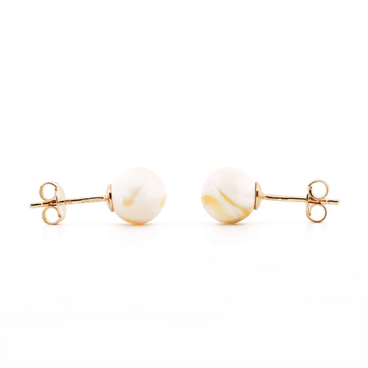 STUDS, Auksiniai auskarai - vinutės su natūraliu Baltijos gintaru. 
Poliruotos, apvalios formos natūralaus gintaro detalės.
Gintaro diametras: 8 mm. 
Balta gintaro spalva su gelsvu raštu. 
Svoris: 1.18 g. 
Metalas: AU585 prabos geltonas auksas.