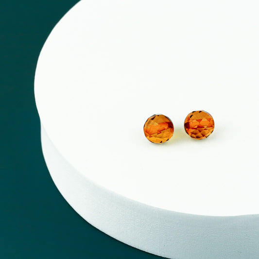 Išraiškingas ir šviesus apvalus, facetuotas natūralaus Baltijos gintaro pakabukas, kuris švelniai žėri šviesoje, primindamas brangakmenį. Šis 15 mm skersmens konjako spalvos gintaras derinamas su minimalistine smulkia AU585 (14k) geltonojo aukso grandinėle – suteikia subtilaus blizgesio ir elegancijos.
Charakteristikos:
Pakabukas: Apvalus, facetuotas (briaunuotas) natūralus Baltijos gintaras
Spalva: Konjako
Gintaro skersmuo: 15 mm
Grandinėlė: Geltonas auksas AU585 (14k)
Grandinėlės tipas: „Cable“ gran
