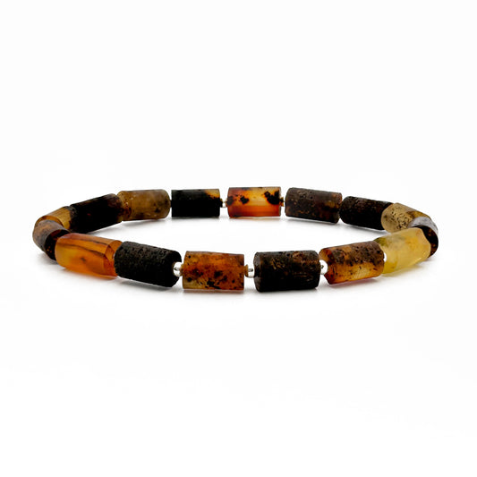 UOMO, natūralaus gintaro apyrankė.
Matinio paviršiaus, natūralios gintaro detalės su sidabro akcentais.
Paviršius su natūraliais įtrūkimais ir duobutėmis.
Detalių diametras: ~ 6.5 x10 mm.
Vidinis Ilgis: 16 – 21 cm pasirinktinai.
Suverta ant elastingos, silikoninės gumos.
Be užsegimo.