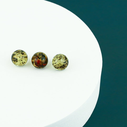 Elegantiškas ir minimalus dizainas – natūralus žalsvos spalvos Baltijos gintaro pakabukas, pervertas per centrą ant subtilios ir smulkios AU585 (14k) geltonojo aukso grandinėlės. Sodrus ir spindintis atspalvis, natūralūs vidiniai inkliuzų raštai suteikia šiam aksesuarui gyvumo, o apvali forma simbolizuoja harmoniją ir pilnatvę.
Charakteristikos:
Pakabukas: Apvalus, natūralus Baltijos gintaras
Spalva: Šviesiai žalsva
Gintaro skersmuo: 15 mm
Grandinėlė: AU585 (14k) geltonasis auksas
Grandinėlės tipas: „