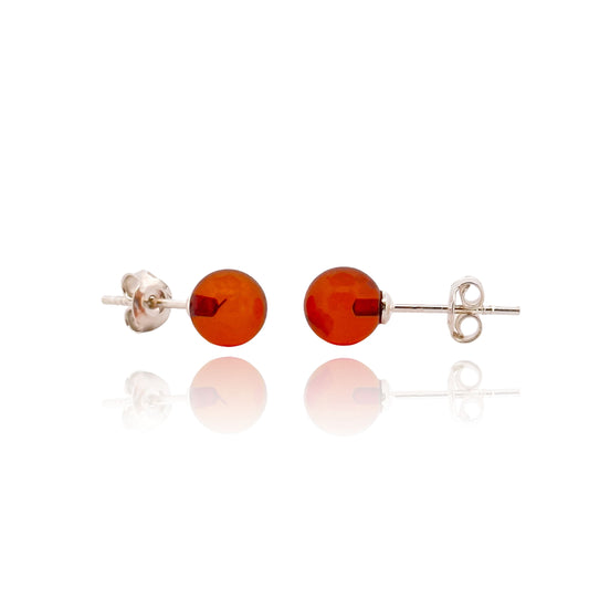 STUDS, Auskarai su natūraliu Baltijos gintaru.   Poliruotos, apvalios formos natūralaus gintaro detalės.  Gintaro diametras: 5 – 7 mm.  Išmatavimai: 5-7mm x 18 mm.  Sodraus konjako spalva.  Metalas: Ag 925 Sidabras.