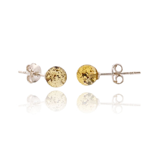 STUDS, Auskarai su natūraliu Baltijos gintaru.   Poliruotos, apvalios formos natūralaus gintaro detalės.  Gintaro diametras: 5 – 7 mm.  Išmatavimai: 5-7mm x 18 mm.  Žalsvai gelsva spalva.  Metalas: Ag 925 Sidabras.