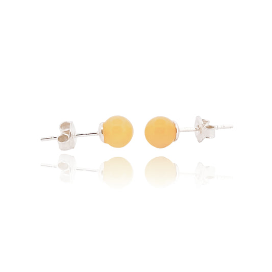 STUDS, Auskarai su natūraliu Baltijos gintaru.   Poliruotos, apvalios formos natūralaus gintaro detalės.  Gintaro diametras: 5 – 7 mm.  Išmatavimai: 5-7mm x 18 mm.  Lengvo geltonumo spalva.  Metalas: Ag 925 Sidabras.