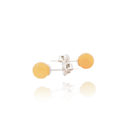 STUDS, Auskarai su natūraliu Baltijos gintaru.   Poliruotos, apvalios formos natūralaus gintaro detalės.  Gintaro diametras: 5 – 7 mm.  Išmatavimai: 5-7mm x 18 mm.  Lengvo geltonumo spalva.  Metalas: Ag 925 Sidabras.