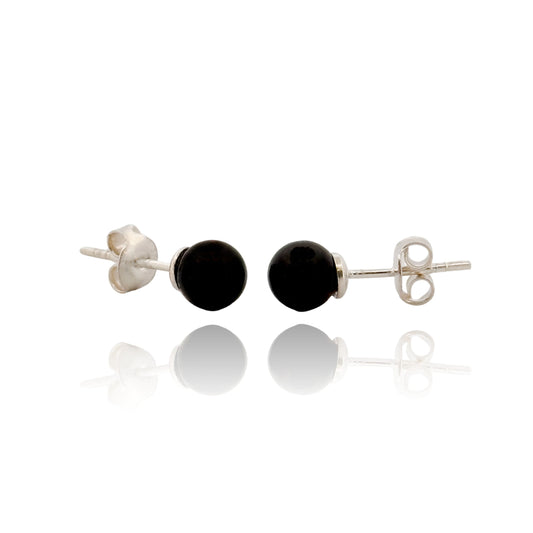STUDS, Auskarai su natūraliu Baltijos gintaru.   Poliruotos, apvalios formos natūralaus gintaro detalės.  Gintaro diametras: 5 – 7 mm.  Išmatavimai: 5-7mm x 18 mm.  Juodos vyšnios spalva.  Metalas: Ag 925 Sidabras.