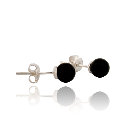 STUDS, Auskarai su natūraliu Baltijos gintaru.   Poliruotos, apvalios formos natūralaus gintaro detalės.  Gintaro diametras: 5 – 7 mm.  Išmatavimai: 5-7mm x 18 mm.  Juodos vyšnios spalva.  Metalas: Ag 925 Sidabras.