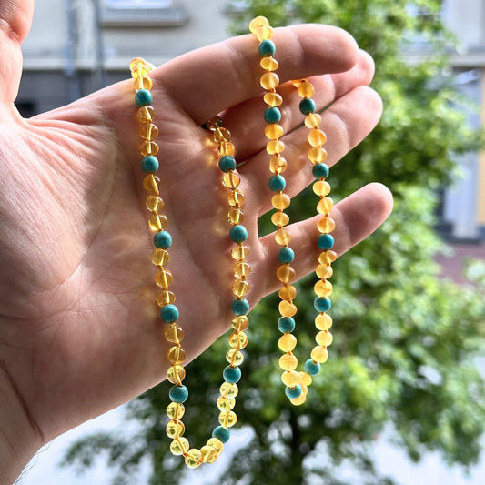 Gintaro Vėrinys Vaikams – Citrina + Mėlynas Turkis

Šis gintaro ir akmens vėrinys vaikams – tai šviesus, gyvybingas ir išskirtinis papuošalas, jungiantis natūralų Baltijos gintarą su mėlynu turkio akcentu. Citrinos spalvos gintaras spinduliuoja šiluma ir lengvumu, o ryškus mėlynas akmuo suteikia kontrasto bei gaivumo pojūtį. Karoliukai suverti ritmiškai – trys gintaro detalės, po jų vienas mėlynas akmuo – tokia kompozicija vizualiai džiugina ir išlaiko estetinę harmoniją.

Savybės:

100 % natūralus Baltijos
