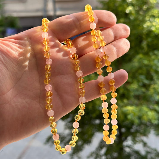 Gintaro Vėrinys Vaikams – Citrina + Rožinis Kvarcas

Šis gintaro ir akmens vėrinys vaikams – tai šviesus, švelnus ir dailus aksesuaras, kuriame natūralus citrinos spalvos Baltijos gintaras derinamas su romantišku rožinio kvarco akcentu. Gintaro karoliukai ir akmuo suverti ritmingai, su pasikartojančiu raštu – tai ne tik estetiška, bet ir unikali detalė vaiko stiliui.

Savybės:

100 % natūralus Baltijos gintaras – šviesi, skaidri citrinos spalva.

Spalvų derinys: citrina + rožinis kvarcas – šviesus, švelnus,