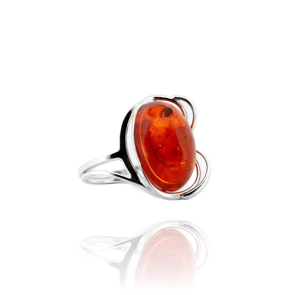 Sidabrinis žiedas su natūraliu Baltijos gintaru.   Metalas - AG925 sidabras.  Konjako spalvos gintaro detalė su vidiniais raštais.  Svoris -  6,9 g.  Gintaro dydis -  20 x 15 x 8 mm.  Žiedo dydis - reguliuojamas. 