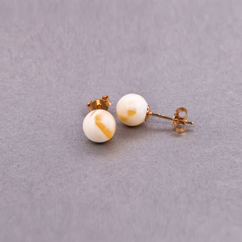 Boucles d'oreilles en or AU 585 avec clous d'ambre blanc à motifs