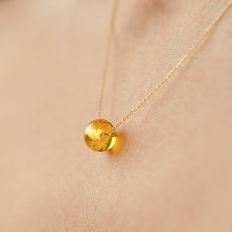 Pendentif ambre avec chaîne en or fin AU585