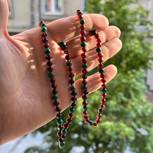 Gintaro Apyrankė Vaikams – Vyšnios Spalva ir Žalias Malachitas
Ši natūralaus Baltijos gintaro apyrankė vaikams ir paaugliams suverta iš sodrios vyšnios spalvos gintaro karoliukų ir ryškiai žalio malachito. Gili gintaro spalva ir gyvas žalias akmuo sukuria išskirtinį, gamtos įkvėptą derinį – tai stilingas ir natūralus aksesuaras vaikams.

Savybės
100 % natūralus Baltijos gintaras – vyšnios spalvos.

Dekoratyvinis akmuo: žalias malachitas.

Karoliukų išdėstymas: 3 gintaro karoliukai + 1 malachito akmuo (ritmi