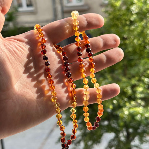 Gintaro Apyrankė Vaikams – Pasikartojančios Vaivorykštės Spalvos
Ši natūralaus gintaro apyrankė vaikams ir paaugliams suverta iš pasikartojančių įvairiaspalvių gintaro karoliukų, sudarančių dailią, ritmišką vaivorykštės seką. Spalvos žaismingai kartojasi aplink visą riešą, todėl apyrankė atrodo gyva, dinamiška ir vizualiai subalansuota. Tai puikus pasirinkimas vaikams, mėgstantiems spalvotus, bet natūralius aksesuarus.

Savybės
100 % natūralus Baltijos gintaras – spalvos kartojasi ritminga seka aplink visą 