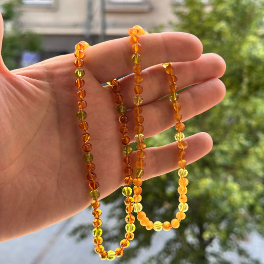 Gintaro Apyrankė Vaikams – Medaus Spalva ir Peridotas
Ši natūralaus Baltijos gintaro apyrankė vaikams ir paaugliams suverta iš šiltos medaus spalvos gintaro karoliukų ir švelniai žalio peridoto. Derinys ramus, harmoningas ir natūralus – tinkamas tiek kasdienai, tiek ypatingoms progoms, kai norisi šilto ir spalvingo akcento.

Savybės
100 % natūralus Baltijos gintaras – medaus spalvos.

Dekoratyvinis akmuo: peridotas.

Karoliukų išdėstymas: 3 gintaro karoliukai + 1 peridoto akmuo (ritminga seka).

Akmens kilm