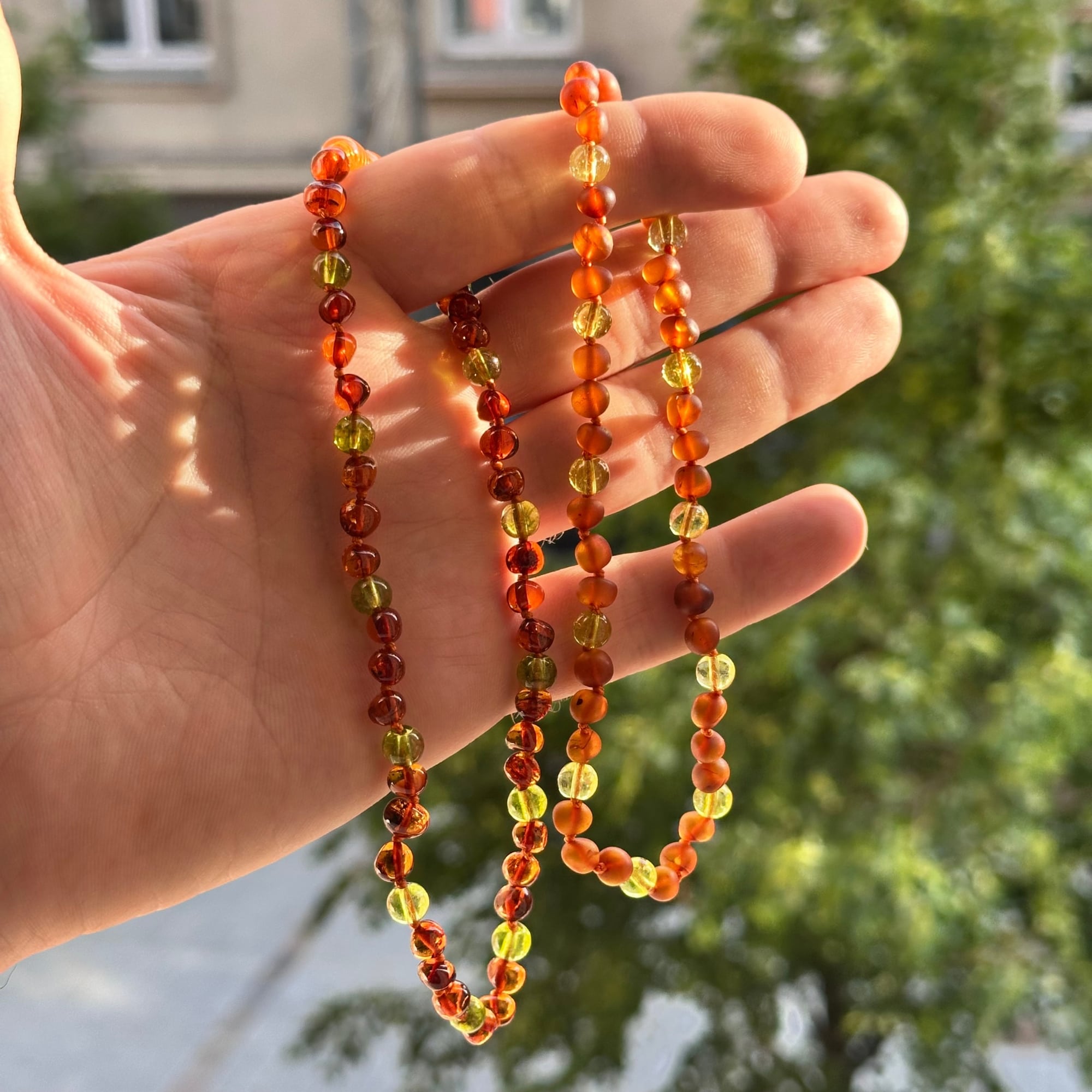 Gintaro Vėrinys Vaikams – Konjakas + Peridotas
Šis gintaro ir akmens vėrinys vaikams pasižymi žemišku, išgrynintu ir subtiliai išraiškingu spalvų deriniu. Sodri konjako spalvos gintaro šiluma puikiai dera su šviesiai žaliu peridotu, kuris simbolizuoja augimą, vidinę pusiausvyrą ir ramybę. Šis vėrinys – tarsi gamtos įkvėptas aksesuaras, puikiai tinkantis vaikui tiek kasdienai, tiek ypatingai progai. Karoliukai suverti ritmingai – trys gintaro ir vienas peridoto – suteikiant vėriniui estetinį balansą.

Savybė