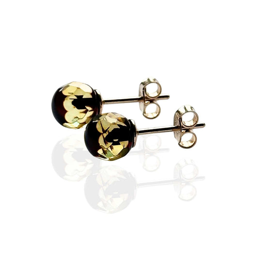 STUDS, Auksiniai auskarai - vinutės su natūraliu Baltijos gintaru. 

Poliruotos, apvalios facetuotos formos natūralaus gintaro detalės. 
Gintaro diametras: 7 mm. 
Kelių tonų spalva. 

Svoris: apie 0,96 g. 
Metalas: AU585 prabos geltonas auksas. 