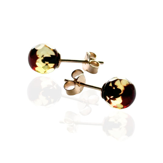 STUDS, Auksiniai auskarai - vinutės su natūraliu Baltijos gintaru. 

Poliruotos, apvalios facetuotos formos natūralaus gintaro detalės. 
Gintaro diametras: 7 mm. 
Kelių tonų spalva. 

Svoris: apie 0,96 g. 
Metalas: AU585 prabos geltonas auksas. 
