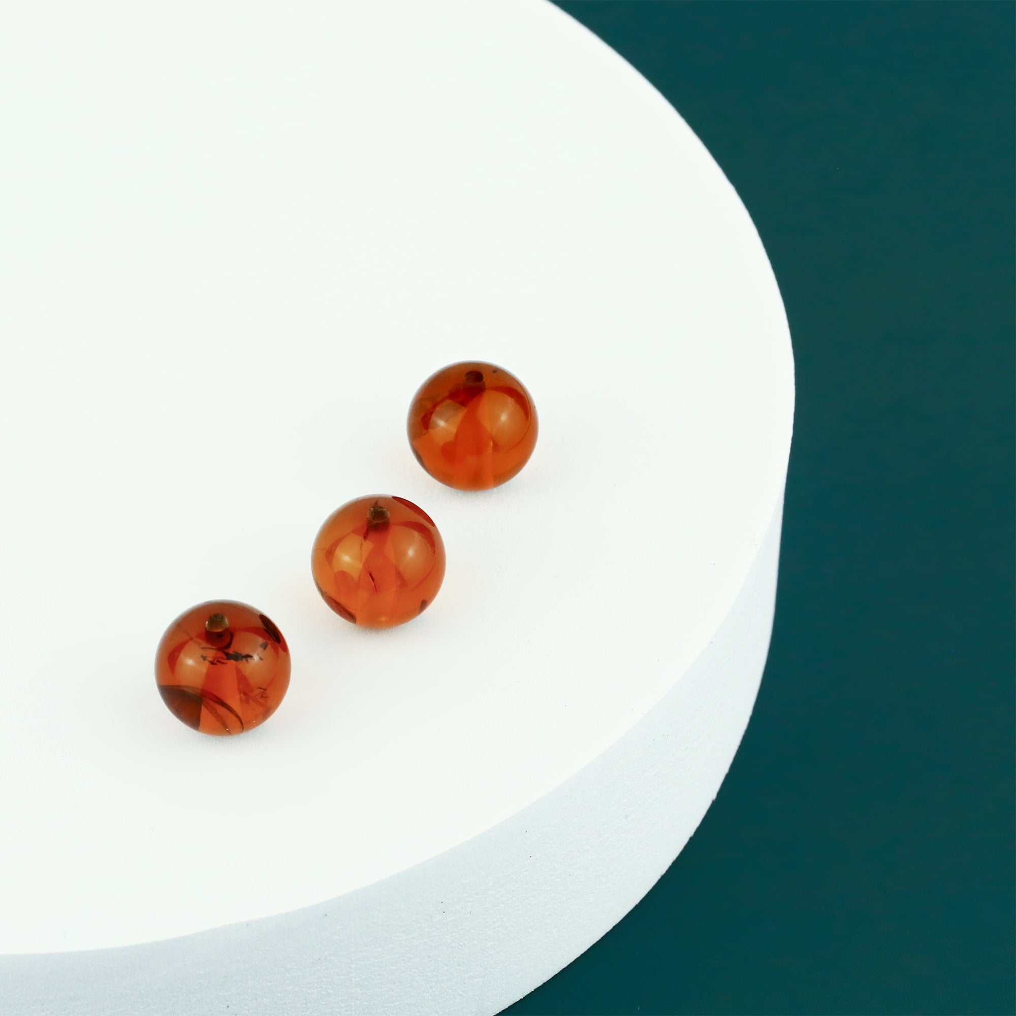 Elegantiškas ir minimalus dizainas – natūralus konjako spalvos Baltijos gintaro pakabukas, pervertas per centrą ant subtilios ir smulkios AU585 (14k) geltonojo aukso grandinėlės. Tobulas skaidrumas ir sodrus atspalvis suteikia šiam aksesuarui ryškumo , o apvali forma simbolizuoja harmoniją ir pilnatvę.

Charakteristikos:

Pakabukas: Apvalus, natūralus Baltijos gintaras

Spalva: konjako oranžinė

Gintaro skersmuo: 15 mm

Grandinėlė: AU585 (14k) geltonasis auksas

Grandinėlės tipas: „Cable“ grandinėlė iš apva