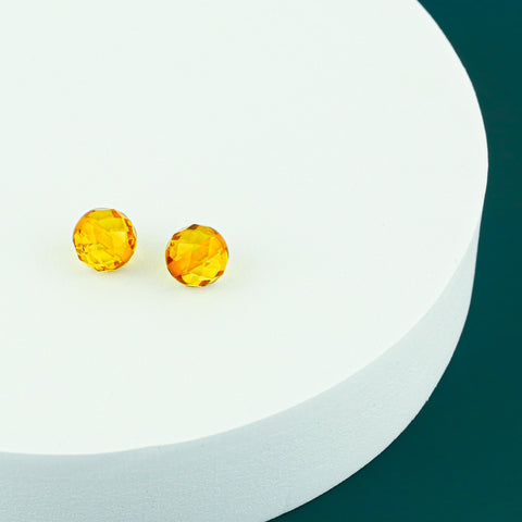 Išraiškingas ir šviesus apvalus, facetuotas natūralaus Baltijos gintaro pakabukas, kuris švelniai žėri šviesoje, primindamas brangakmenį. Šis 15 mm skersmens medaus spalvos gintaras derinamas su minimalistine smulkia AU585 (14k) geltonojo aukso grandinėle – suteikia subtilaus blizgesio ir elegancijos.

Charakteristikos:

Pakabukas: Apvalus, facetuotas (briaunuotas) natūralus Baltijos gintaras

Spalva: Medaus

Gintaro skersmuo: 15 mm

Grandinėlė: Geltonas auksas AU585 (14k)

Grandinėlės tipas: „Cable“ grandi
