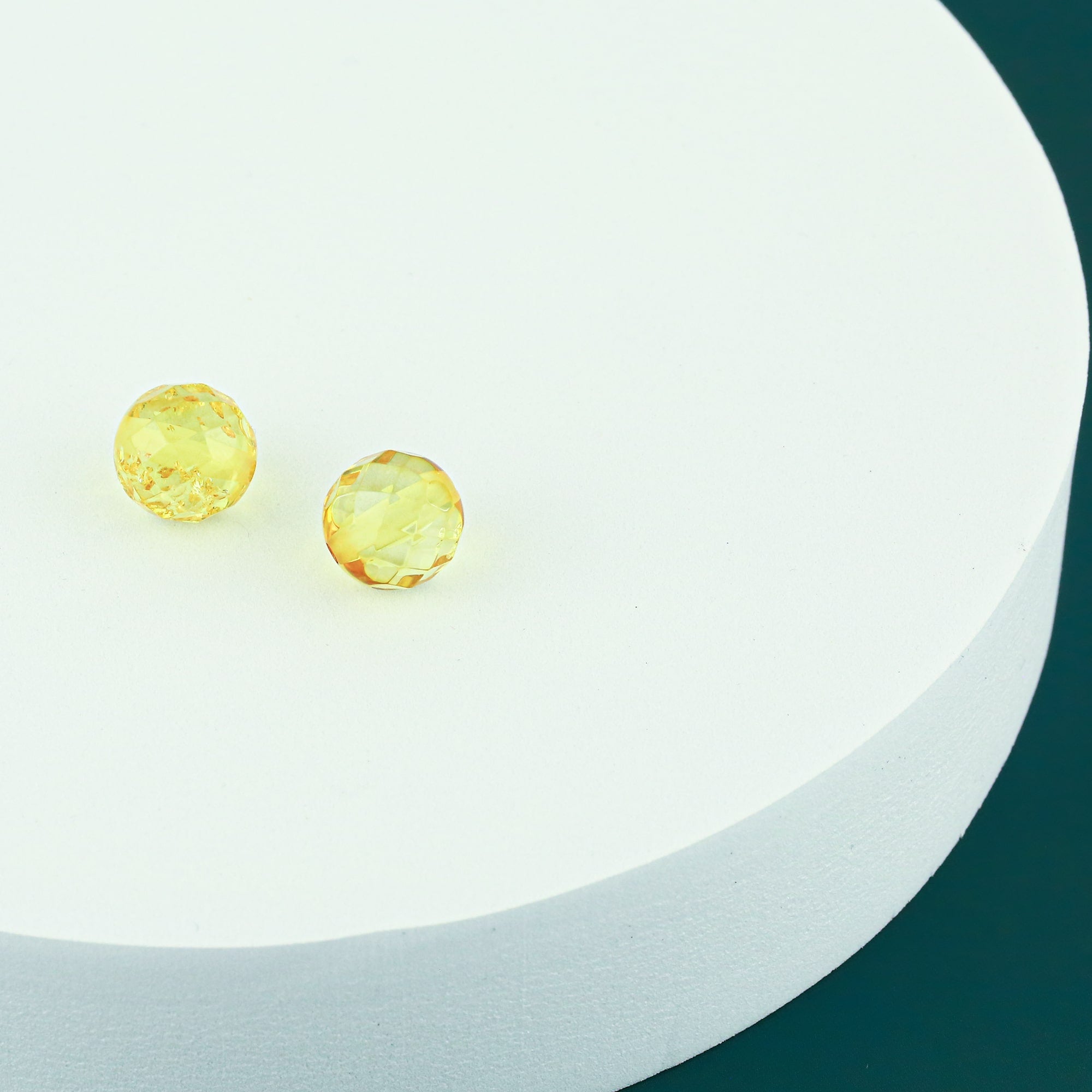 Išraiškingas ir šviesus apvalus, facetuotas natūralaus Baltijos gintaro pakabukas, kuris švelniai žėri šviesoje, primindamas brangakmenį. Šis 15 mm skersmens citrinos spalvos gintaras derinamas su minimalistine smulkia AU585 (14k) geltonojo aukso grandinėle &nbsp;– suteikia subtilaus blizgesio ir elegancijos.

Charakteristikos:

Pakabukas: Apvalus, facetuotas (briaunuotas) natūralus Baltijos gintaras

Spalva: Citrinos

Gintaro skersmuo: 15 mm

Grandinėlė: Geltonas auksas AU585 (14k)

Grandinėlės tipas: „Cab