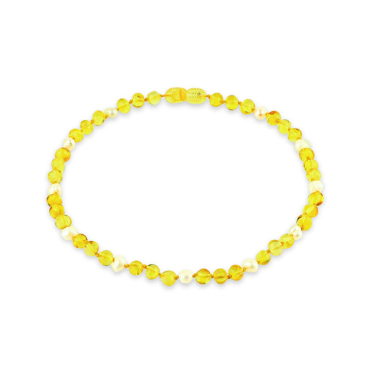Gintaro Vėrinys Vaikams – Citrina + Gėlavandeniai Perlai

Šis gintaro ir perlų vėrinys vaikams spinduliuoja natūralumu, elegancija ir švelnia prabanga. Skaidrus citrinos spalvos gintaras sužėri šiluma, o tarp jo įkomponuoti natūralūs gėlavandeniai perlai suteikia ramybės, šviesos ir klasikos pojūtį. Ritmingas išdėstymas (3 gintaro + 1 perlas) sukuria išskirtinį ir vizualiai harmoningą dizainą.

Savybės:

100 % natūralus Baltijos gintaras – šviesi, skaidri citrinos spalva.

Spalvų derinys: citrina + natūralū