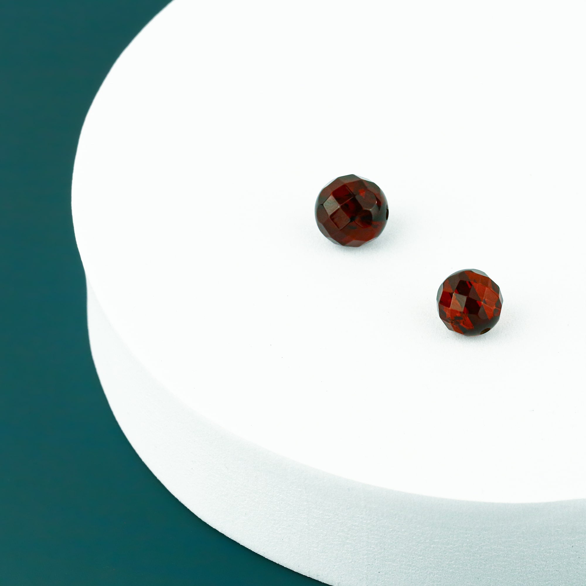 Išraiškingas, apvalus, facetuotas natūralaus Baltijos gintaro pakabukas, kuris švelniai žėri šviesoje, primindamas brangakmenį. Šis 14 mm skersmens vyšnios spalvos gintaras derinamas su minimalistine smulkia AU585 (14k) geltonojo aukso grandinėle – suteikia subtilaus blizgesio ir elegancijos.

Charakteristikos:

Pakabukas: Apvalus, facetuotas (briaunuotas) natūralus Baltijos gintaras

Spalva: Vyšnios

Gintaro skersmuo: 14 mm

Grandinėlė: Geltonas auksas AU585 (14k)

Grandinėlės tipas: „Cable“ grandinėlė iš 