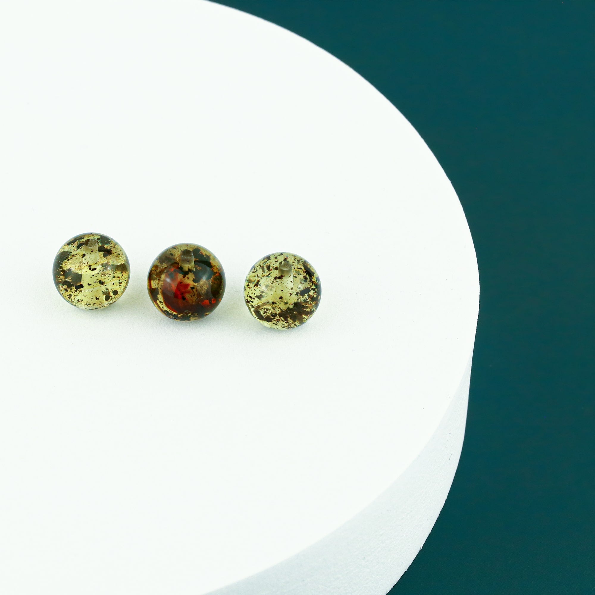 Elegantiškas ir minimalus dizainas – natūralus žalsvos spalvos Baltijos gintaro pakabukas, pervertas per centrą ant subtilios ir smulkios AU585 (14k) geltonojo aukso grandinėlės. Sodrus ir spindintis atspalvis, natūralūs vidiniai inkliuzų raštai suteikia šiam aksesuarui gyvumo, o apvali forma simbolizuoja harmoniją ir pilnatvę.

Charakteristikos:

Pakabukas: Apvalus, natūralus Baltijos gintaras

Spalva: Šviesiai žalsva

Gintaro skersmuo: 15 mm

Grandinėlė: AU585 (14k) geltonasis auksas

Grandinėlės tipas: „