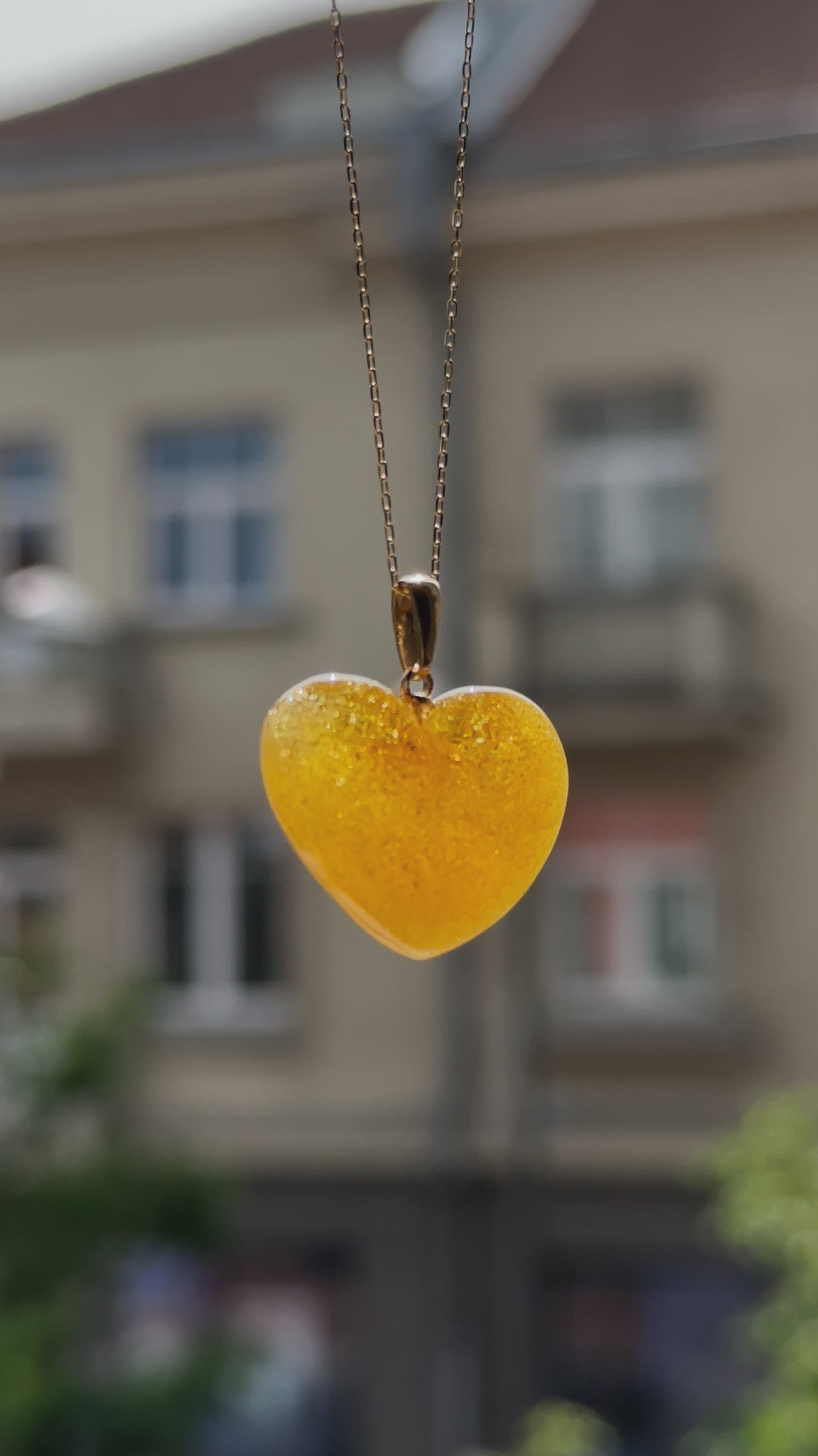 Romantiškas ir šiltas natūralaus Baltijos gintaro pakabukas „Širdelė“, puoštas AU750 (18k) prabos geltonojo aukso kilpele. Gintaras pasižymi sodria, lengvai gelsva spalva, o vidiniai įtrūkimai primena blizgučius, suteikiančius žaismingą spindesį bei unikalų charakterį.