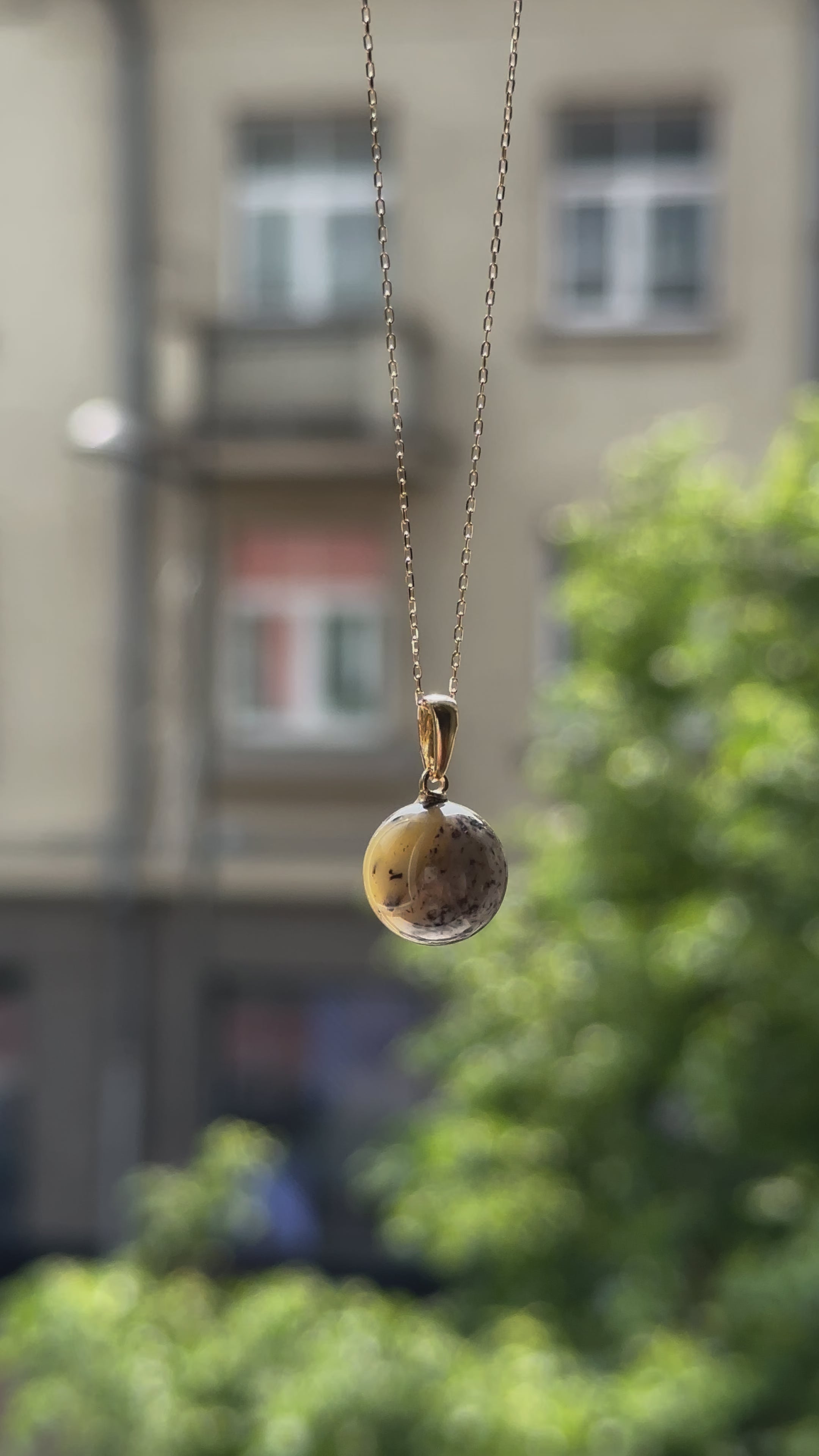 Išskirtinis natūralaus Baltijos gintaro pakabukas su AU750 (18k) prabos geltonojo aukso kilpele. Gintaras pasižymi unikaliu putpelinio pilko ir žalsvo atspalvio raštu, kuris primena gamtos tekstūras ir švelniai atsiskleidžia šviesoje. Tai subtilus, stilingas ir nepakartojamas aksesuaras ieškantiems išskirtinumo.