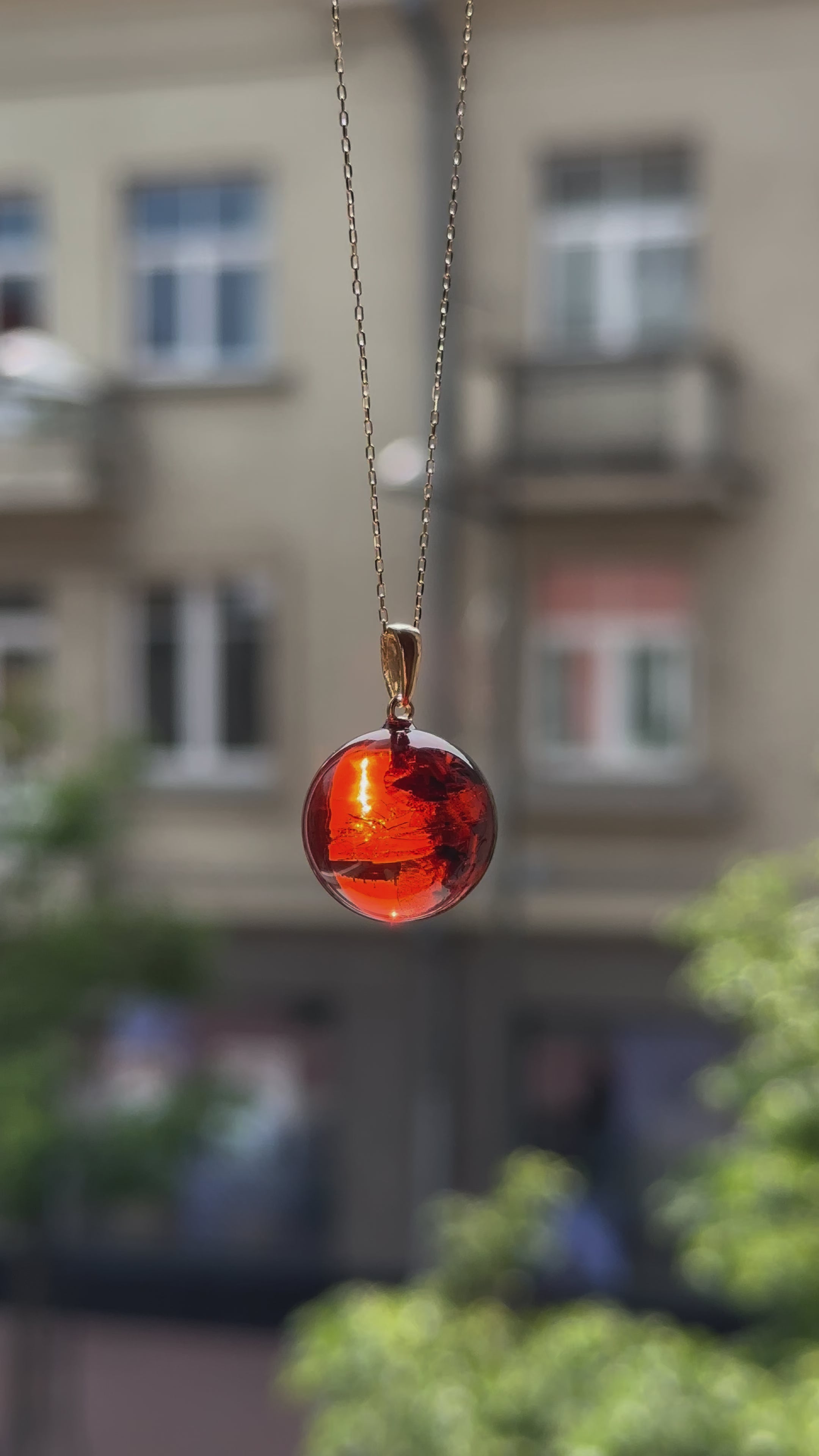 Išskirtinio atspalvio natūralaus Baltijos gintaro pakabukas su prabangiu AU750 (18k) geltonojo aukso kilpa. Sodraus tamsaus konjako atspalvio gintaras suteikia išskirtinumo, o aukštos prabos auksas pabrėžia pakabuko eleganciją ir kokybę.