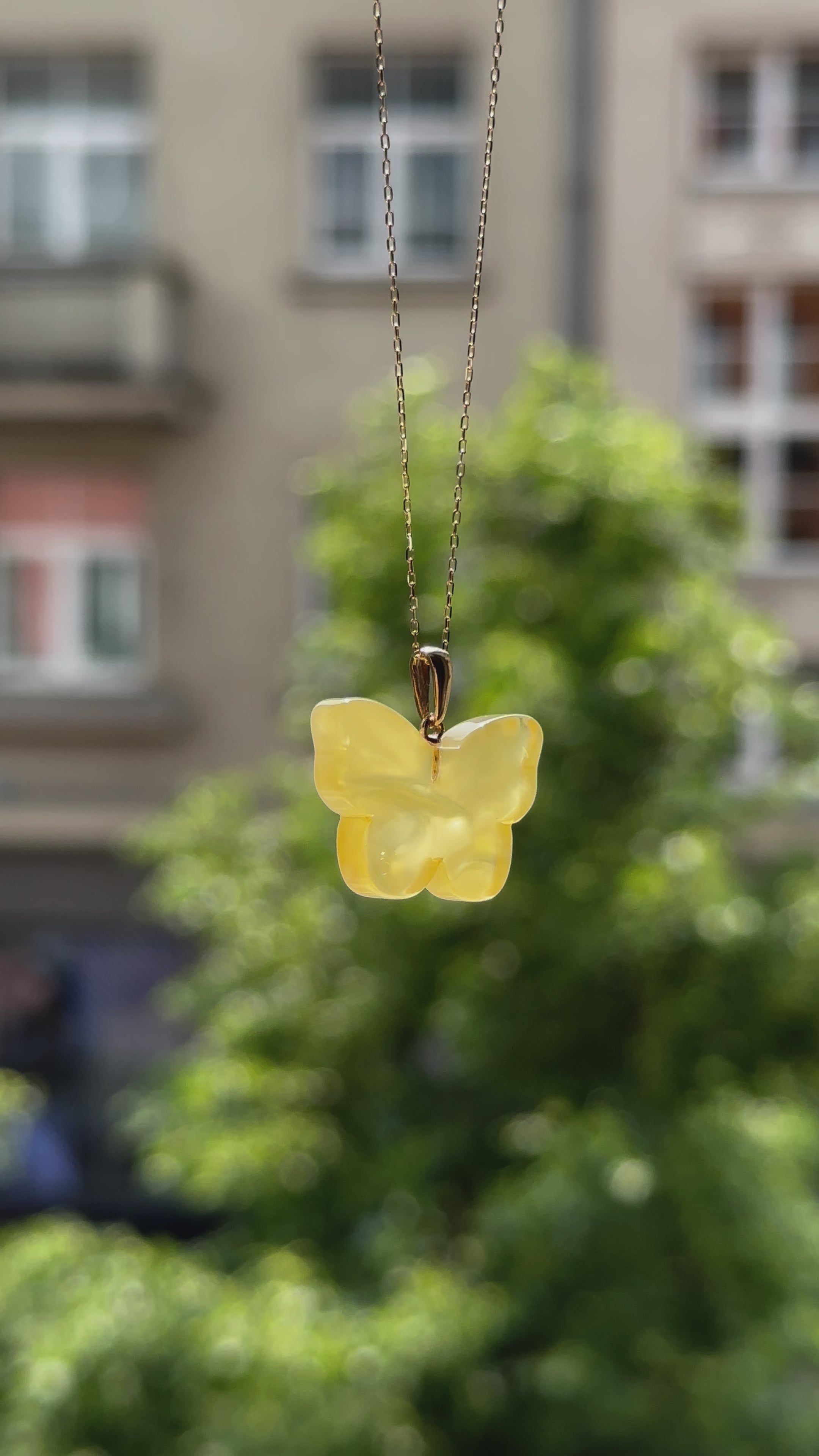 Žavingas natūralaus Baltijos gintaro pakabukas „Drugelis“ su AU750 (18k) prabos geltonojo aukso kilpele – tai švelnumo, elegancijos ir gamtos harmonijos simbolis. Pakabukas pagamintas iš debesuotos gelsvos spalvos gintaro, kuris primena šviesos prisilietimą. Unikalus dizainas ir kokybiškos medžiagos – tai išskirtinis aksesuaras kiekvienai progai.