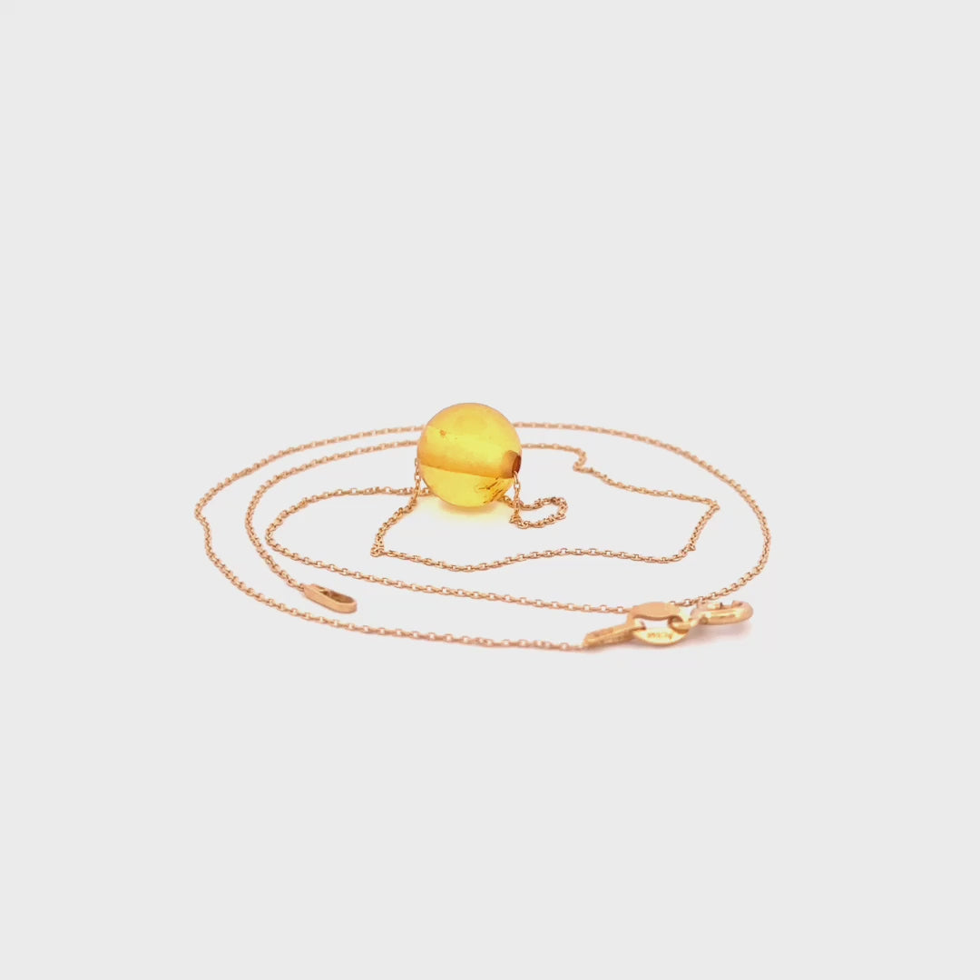 Pendentif ambre avec chaîne en or fin AU585