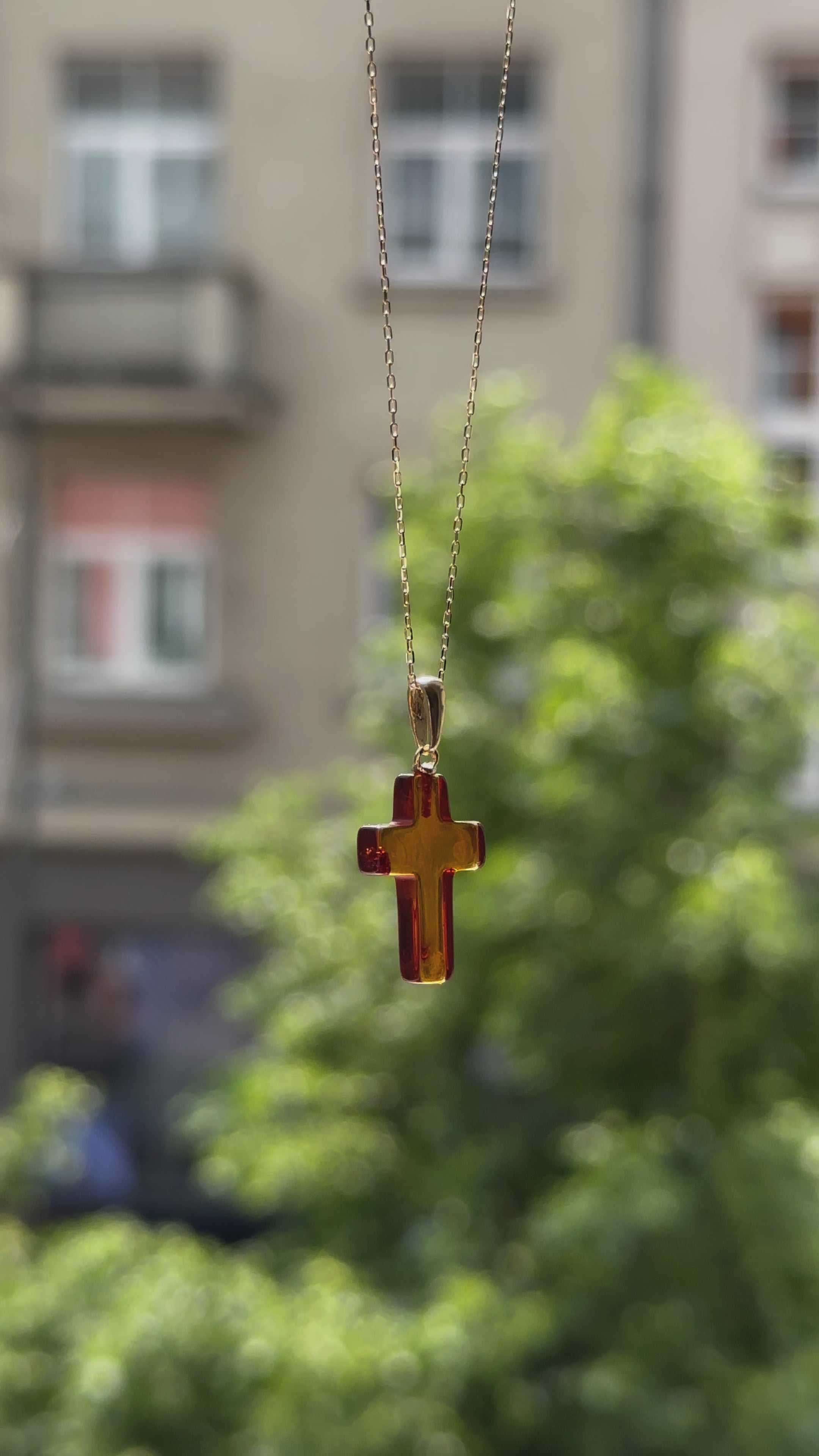 Išskirtinis gintaro pakabukas kryželis su aukštos kokybės 18 karatų (AU750) geltonojo aukso detale – subtilus tikėjimo, elegancijos ir natūralumo derinys. Rankų darbo kryželio formos pakabukas pagamintas iš natūralaus konjako spalvos Baltijos gintaro, kuris spindi šiltais atspalviais ir perteikia autentišką gamtos grožį.

Charakteristikos: