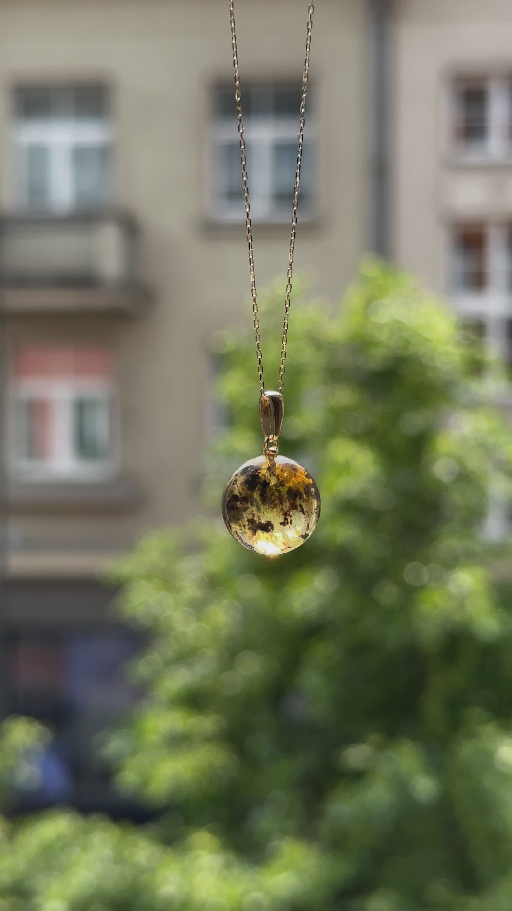 Išskirtinio dizaino žalsvo atspalvio natūralaus Baltijos gintaro pakabukas su prabangia AU750 (18k) geltonojo aukso kilpele. Sodraus žalsvo tono gintaras suteikia išskirtinumo, o aukštos prabos auksas pabrėžia pakabuko eleganciją ir kokybę.