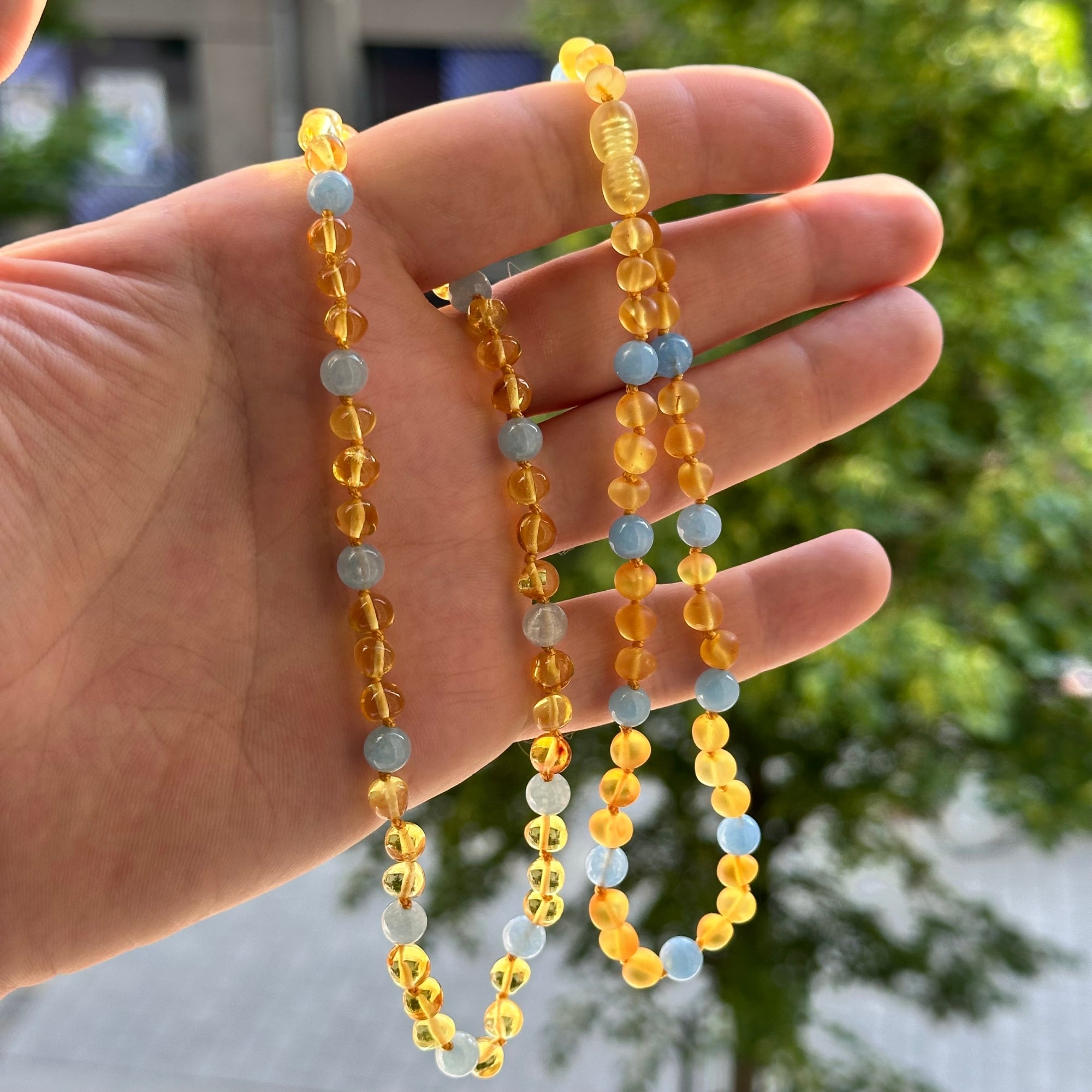 Gintaro Vėrinys Vaikams – Citrina + Akvamarinas

Šis gintaro ir akmens vėrinys vaikams spinduliuoja gaivumu ir šviesa. Skaidri citrinos spalvos gintaro šiluma derinama su šviesiai žydru, švariu akvamarino atspalviu. Karoliukai suverti ritmingai – trys gintaro karoliukai ir vienas akmuo – sukuriant estetiškai subalansuotą ir vizualiai harmoningą raštą.

Savybės:

100 % natūralus Baltijos gintaras – šviesi, skaidri citrinos spalva, be dažiklių ar sintetinių priedų.

Spalvų derinys: citrina + akvamarinas – švi